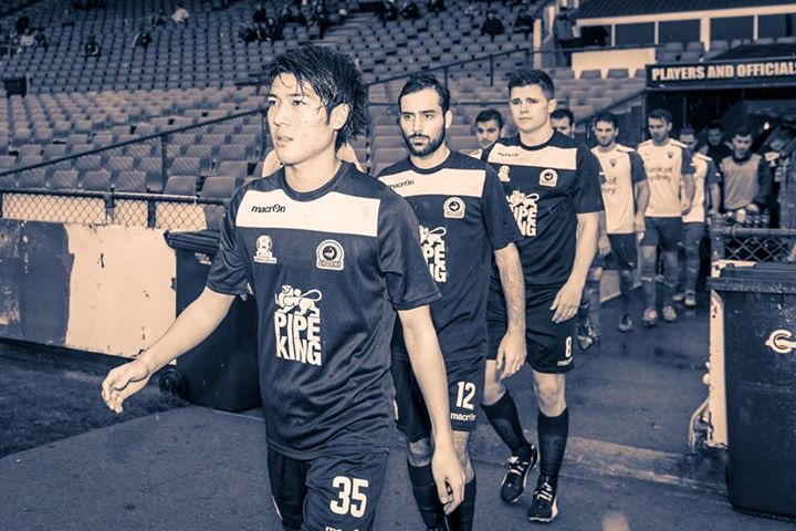 Tomohiro Kajiyama walking out with teammates before a professional match